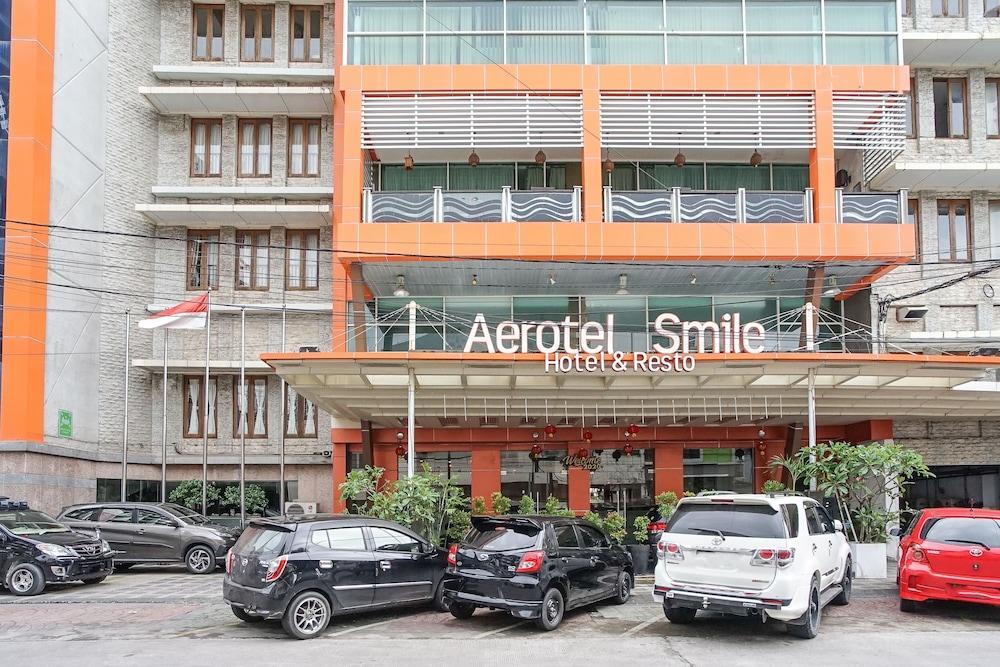 Aerotel Smile Losari Макасар Экстерьер фото